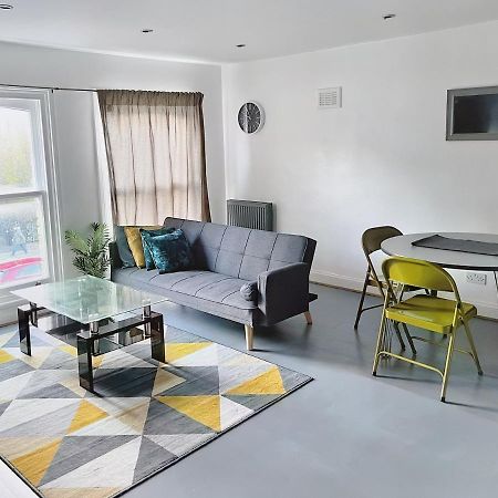 Lovely 2-Bedroom Serviced Apartment Greater Londres Exterior foto